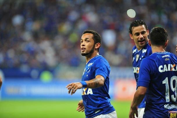 Rafinha entrou na etapa final, 'voou em campo' e marcou os dois gols que fecharam a vitria