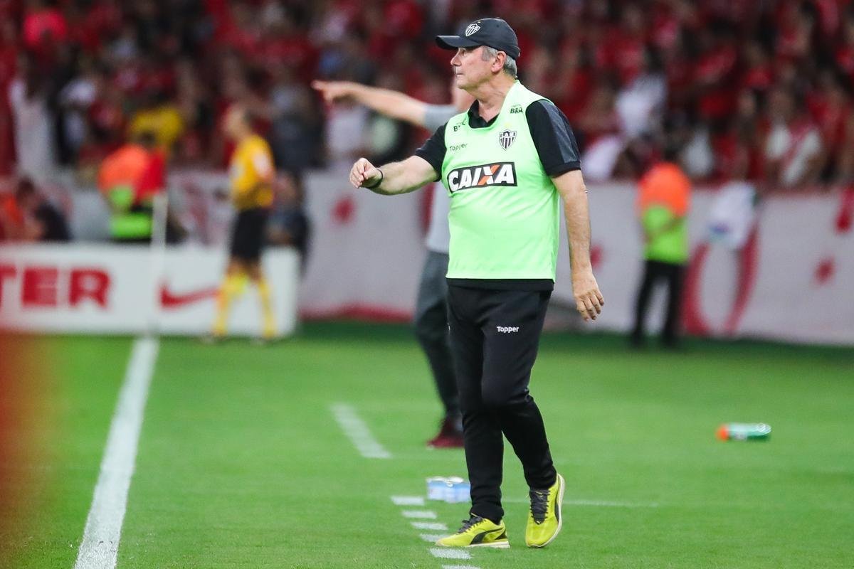 Galo derrotou Internacional no Beira-Rio com gols de Cazares e Terans; D'Alessandro descontou de pnalti