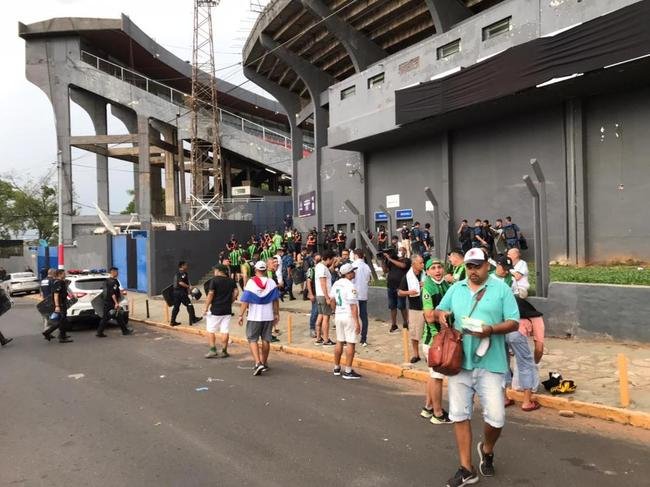 Fotos da torcida do Amrica no estdio Defensores del Chaco, em Assuno, antes da partida contra o Guaran pela segunda fase da Copa Libertadores