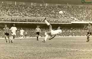 17/09/1968 - O zagueiro Procópio, do Cruzeiro, num lance do jogo contra o Atlético, no Mineirão