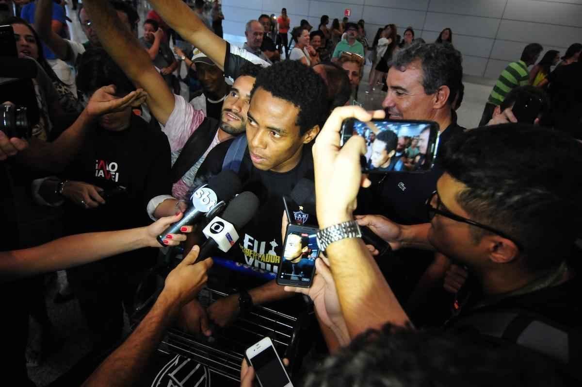 Novo reforo do Atltico, Elias chega a Belo Horizonte. Volante assinou contrato por trs anos