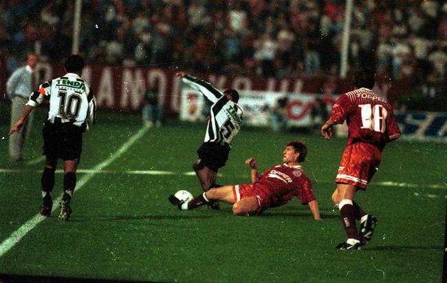 Conmebol (1997) - No dia 17 de dezembro de 1997, o Galo empatou com o Lans, no Mineiro, por 1 a 1, com gol de Jorginho, e conquistou o segundo ttulo da Copa Conmebol - o clube, inclusive,  o nico bicampeo do extinto torneio sul-americano. No entanto, foi a partida de ida da deciso que ficou eternizada na memria atleticana. O Alvinegro desbancou o Lans, em pleno estdio La Fortaleza, em Buenos Aires, por 4 a 1, em partida com uma verdadeira batalha campal. Bruno, Serrizuela (contra), Hernani e Valdir Bigode marcaram os gols mineiros no jogo. Aps o apito final, os argentinos cercaram os atleticanos e comearam uma pancadaria generalizada. O treinador Emerson Leo sofreu bastante com a violncia dos argentinos