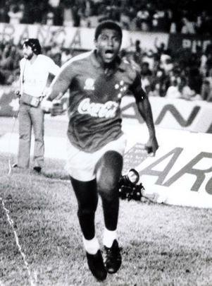 1990 - Supercopa da Libertadores - Cruzeiro foi eliminado na primeira fase ao ser derrotado pelo Racing.