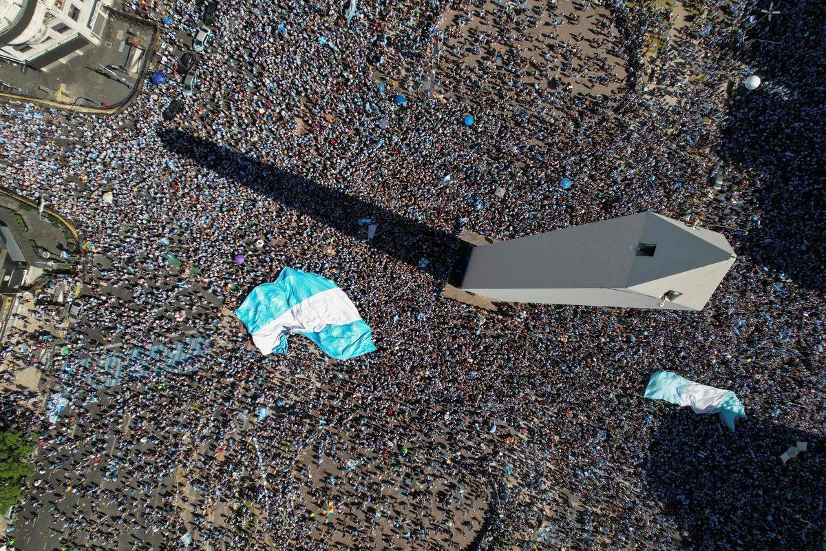 Multido festeja, no Centro de Buenos Aires, o tri mundial da Argentina conquistado na Copa do Catar