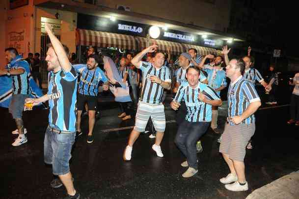 Torcedores gremistas comemoram ttulo da Copa do Brasil nas ruas do bairro Serra, em BH