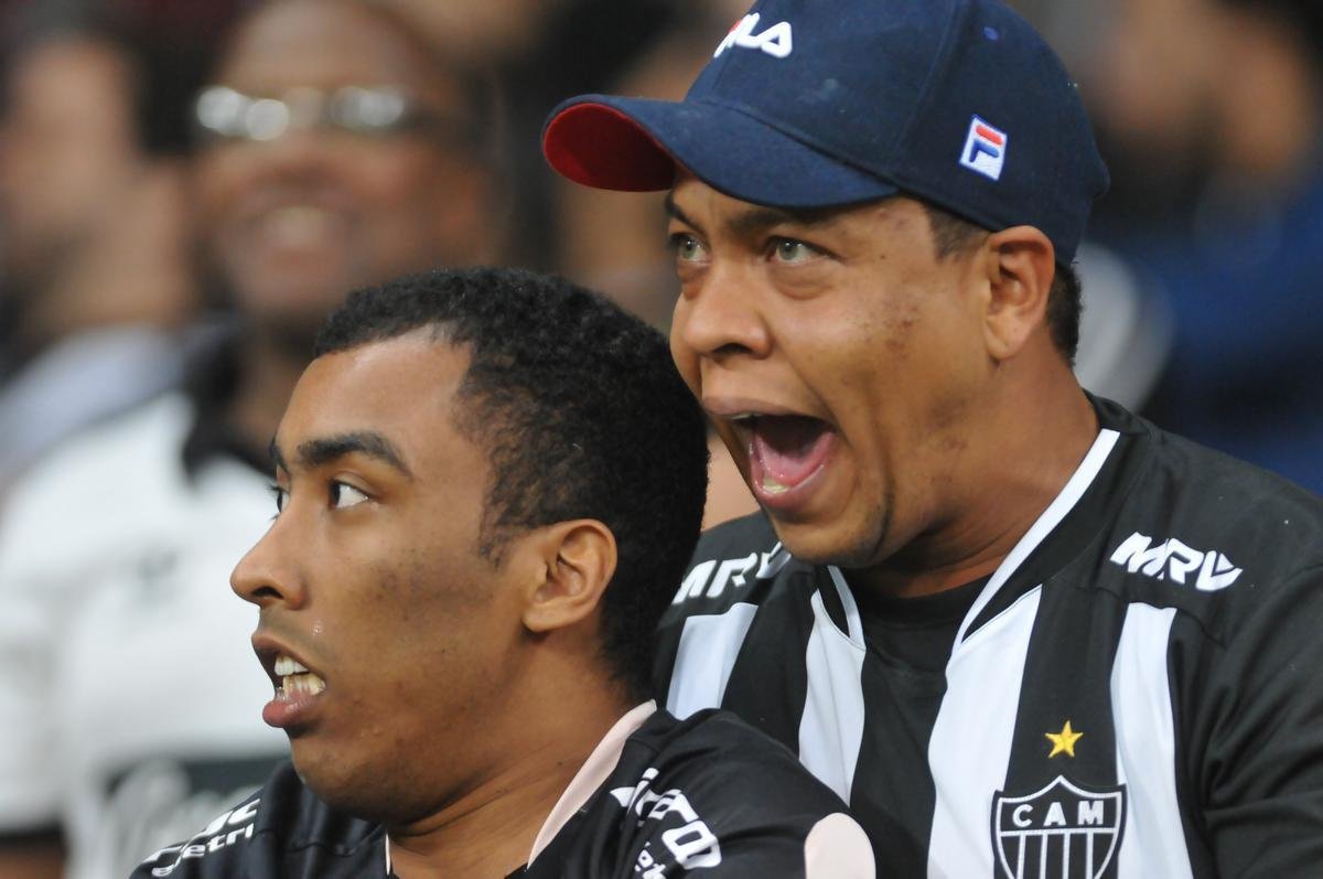 Fotos de tristeza e decepo dos torcedores atleticanos com a eliminao da Copa Sul-Americana para o Coln, no Mineiro. Galo perdeu nos pnaltis por 4 a 3