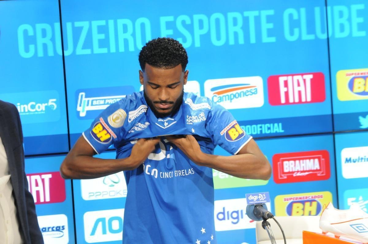 Fotos da apresentao do atacante Ezequiel no Cruzeiro