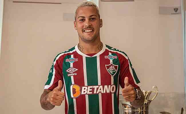 O Fluminense adquiriu 50% dos direitos do lateral Guga, agora ex-Atltico