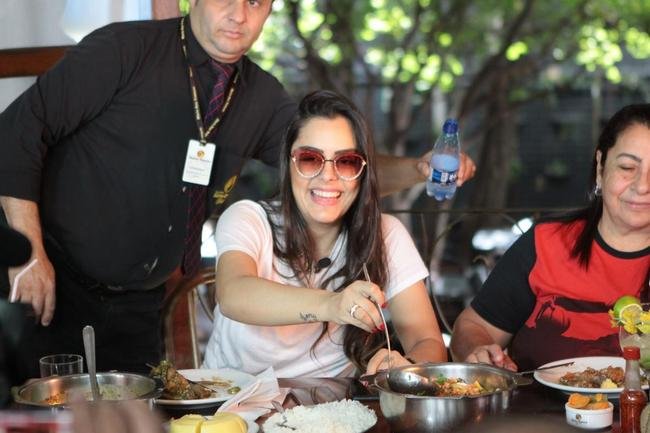 Na primeira vez de Larissa Riquelme em Belo Horizonte, levamos a modelo e apresentadora paraguaia para um verdadeiro banquete de pratos tpicos da culinria mineira. E ela adorou!