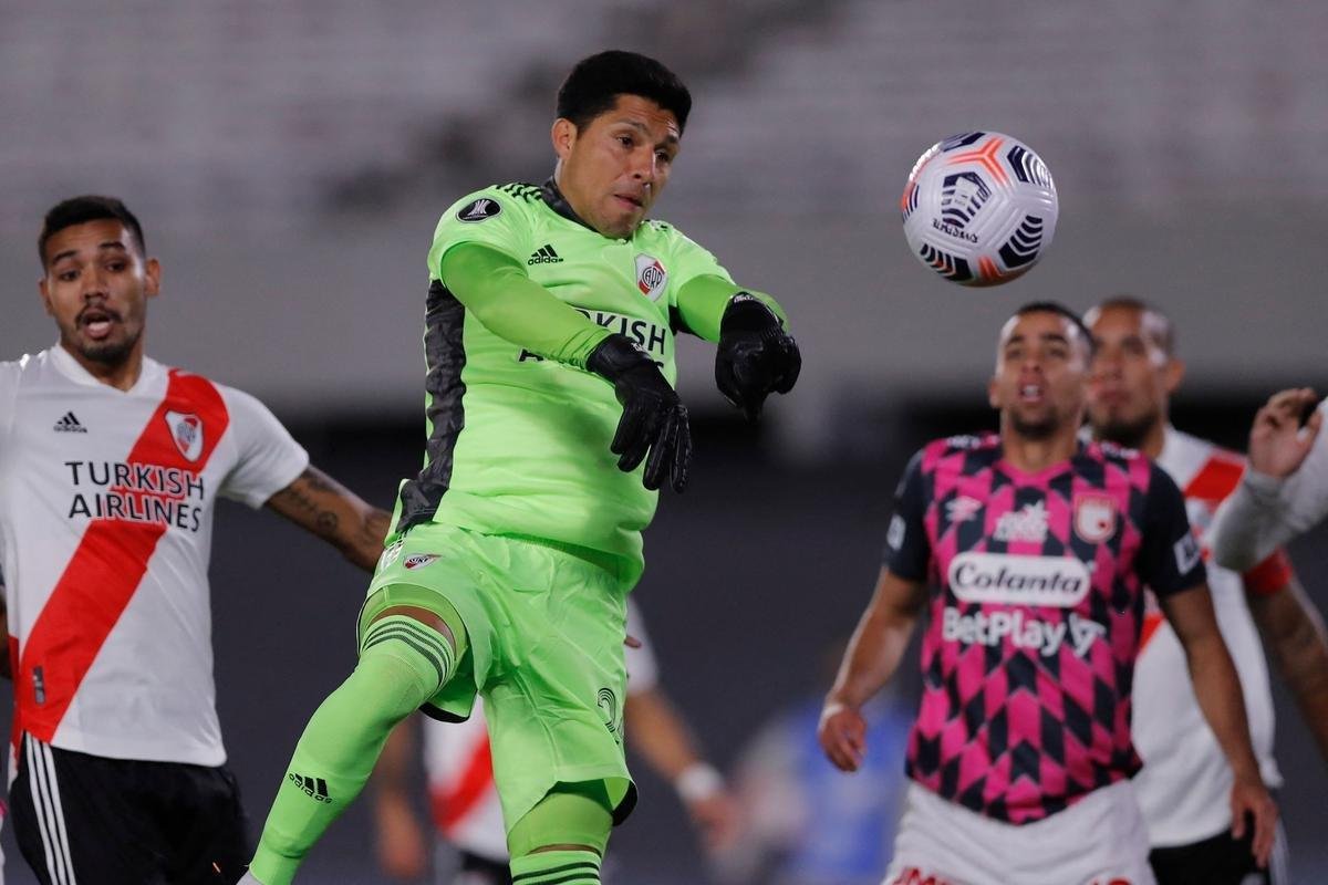 Com 25 casos simultneos de COVID-19, River Plate enfrentou Independiente Santa Fe-COL com apenas 11 jogadores disponveis e com o volante Enzo Prez improvisado como goleiro.