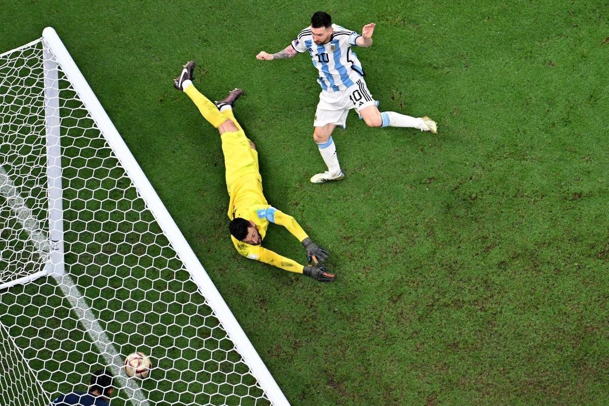 Na prorrogao, Messi fez mais um e recolocou a Argentina na frente da Frana: 3 a 2