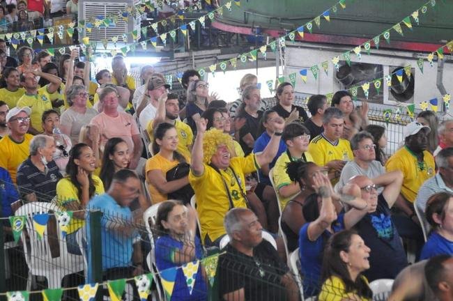 No Mercado Central, em BH, torcedores assistem ao jogo do Brasil contra a Sua pelo Grupo G da Copa do Mundo, no Catar