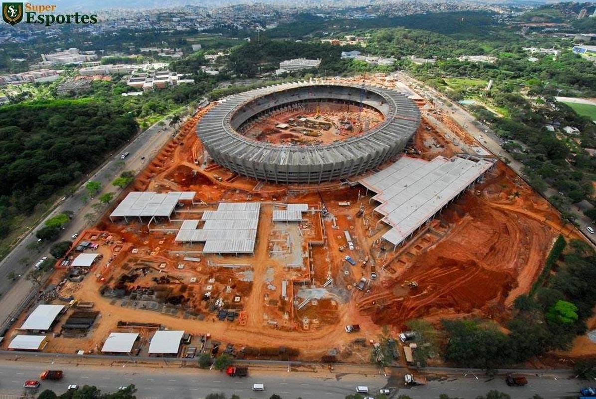 Mineiro com obras de modernizao avanadas em 20 de janeiro de 2012. Na parte externa, estruturas do estacionamento e da nova esplanada comeam a ser montadas.