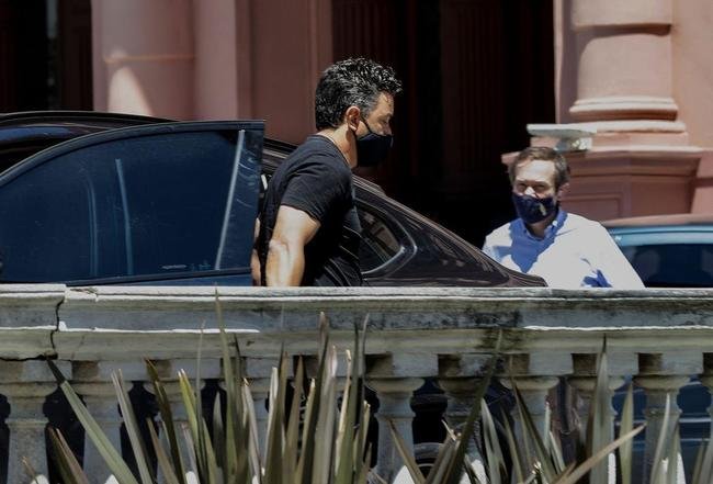 Velrio de Diego Armando Maradona na Casa Rosada, sede do governo argentino, em Buenos Aires. Ao longo desta quinta-feira (26/11), despedida dos fs rendeu imagens marcantes: choro, homenagens e at rivais se consolando pela partida do dolo. Maradona morreu aos 60 anos aps uma parada cardiorrespiratria.