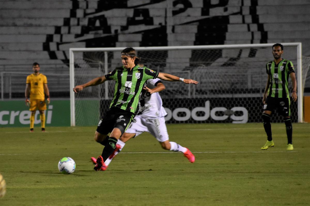 Fotos do duelo de ida da quarta fase da Copa do Brasil, entre Ponte Preta e América, no Moisés Lucarelli, em Campinas.