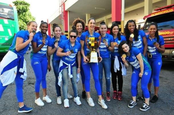 Jogadoras do Minas desfilam em carro do Corpo de Bombeiros pelas ruas de Belo Horizonte e festejam com a torcida a conquista do tricampeonato da Superliga Feminina de Vôlei. Time derrotou Praia Clube por 2 a 0 na série melhor de três da final