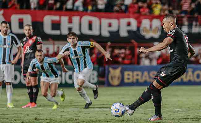 Grêmio vence Atlético-MG, mas é rebaixado pela terceira vez à Série B