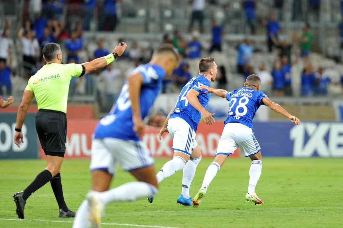 Fotos do gol de falta de Eduardo Brock, do Cruzeiro, sobre o Athletic, no Mineirão, pela semifinal do Campeonato Mineiro