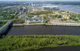 Nijni Novgorod - Cidade patrimnio da humanidade. Entre os destaques arquitetnicos est seu Kremlin, construdo do sculo 14 (1374) ao 16, s margens do Rio Volga. Esto preservadas 13 torres e dois quilmetros de muralhas.  Pesquisas nucleares blindaram a regio por longo perodo.