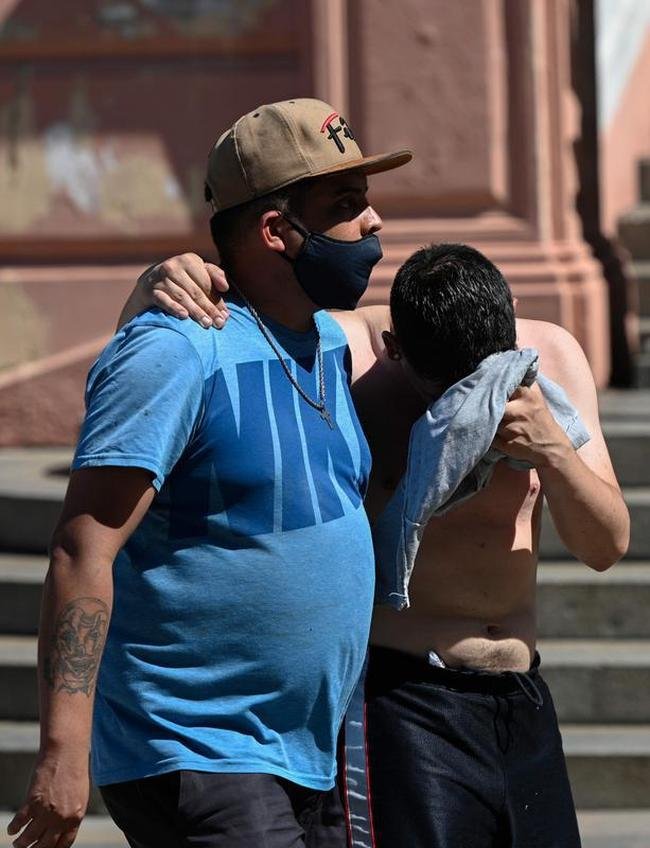 Velrio de Diego Armando Maradona na Casa Rosada, sede do governo argentino, em Buenos Aires. Ao longo desta quinta-feira (26/11), despedida dos fs rendeu imagens marcantes: choro, homenagens e at rivais se consolando pela partida do dolo. Maradona morreu aos 60 anos aps uma parada cardiorrespiratria.