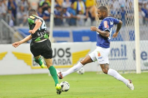 Cruzeiro e Amrica ficaram no empate, e permitiriam a chegada do Uberlndia  liderana
