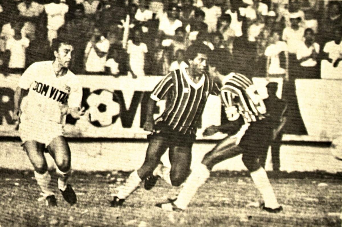 Camisa com listras verticais da Adidas para o Santa Cruz em 1984