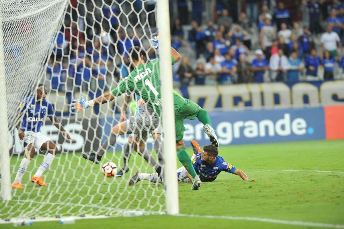 Fotos do primeiro tempo do duelo entre Cruzeiro e Racing, no Mineiro, pela Libertadores