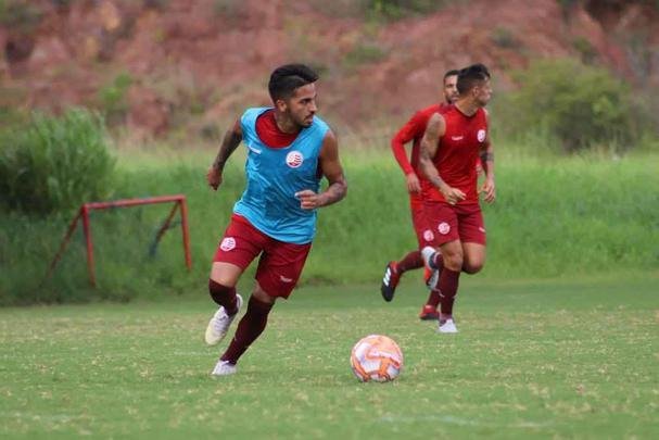 Vindo do Newell's Old Boy, da Argentina, aps amistoso de reabertura do estdio dos Aflitos, Nahuel Cisneros no deu certo no Nutico. Foram apenas quatro jogos e nenhum gol marcado