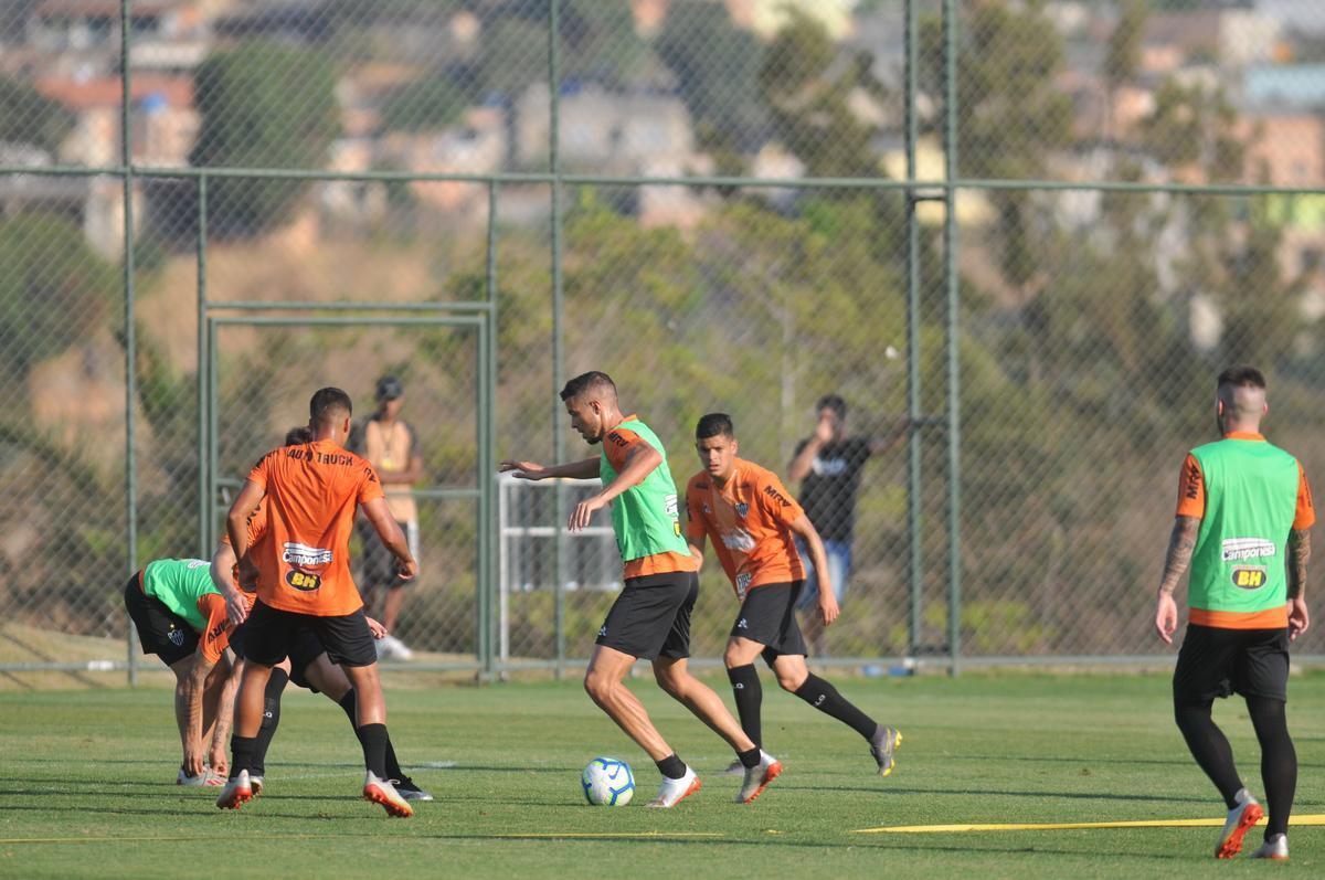 Tarde na Cidade do Galo teve entrevista de Di Santo, pronunciamento de Rui Costa e treino