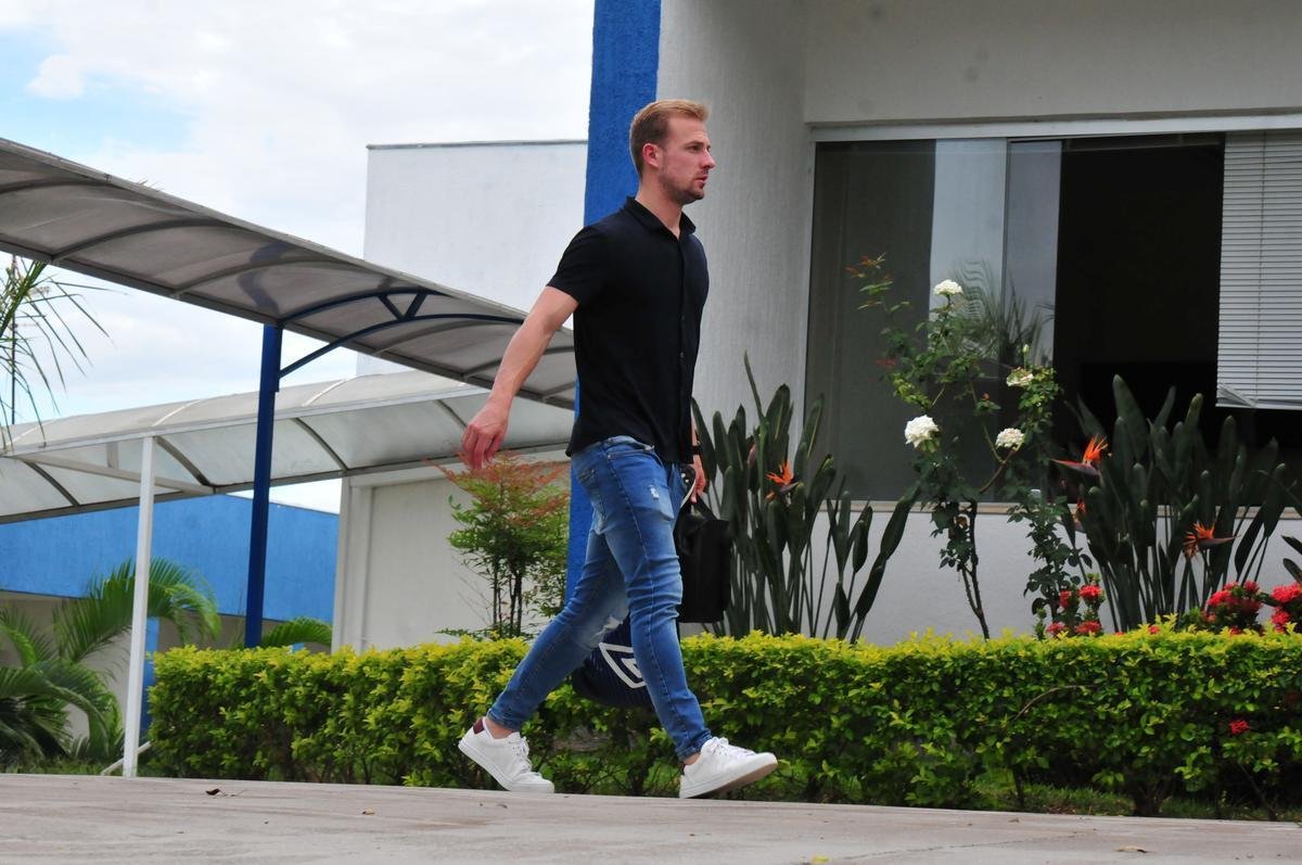 Na foto, o lateral-esquerdo Marcelo Hermes, contratado ao Benfica