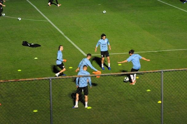 Imagens do primeiro treino da Seleo Uruguaia no Sesc Venda Nova, em Belo Horizonte