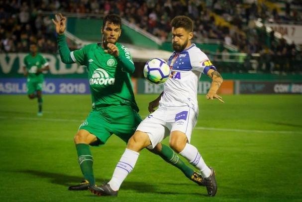 Cruzeiro perde para Chapecoense em jogo que teve atraso por causa de pane em refletores