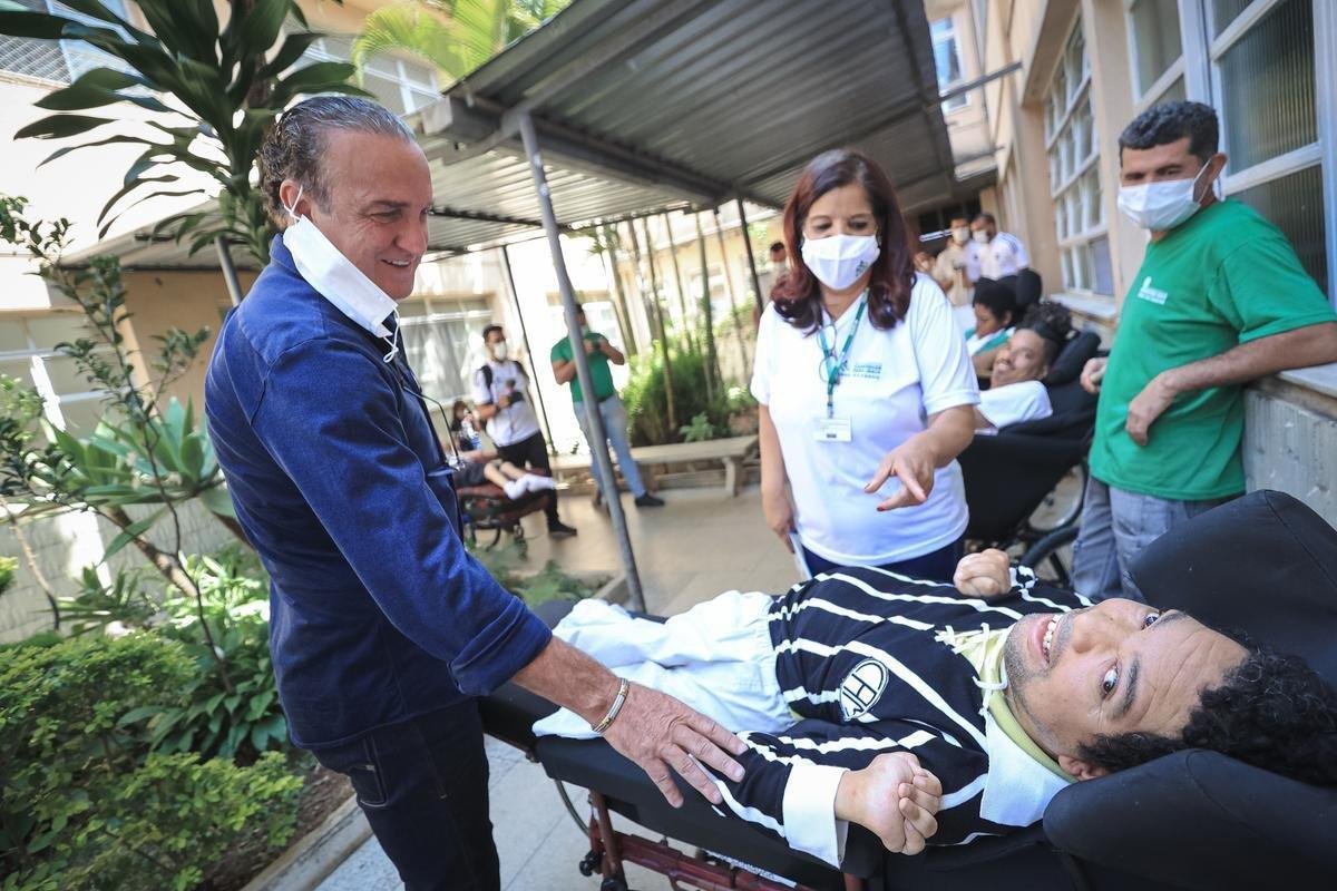 Jogadores do Atltico visitam Ncleo Assistencial Caminhos para Jesus