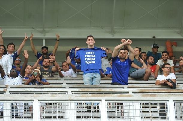Imagens da torcida do Cruzeiro no clssico contra o Atltico, no Independncia