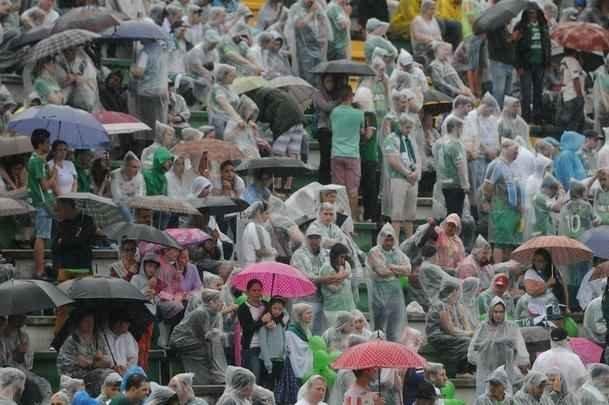 Brasileiros se despedem de jogadores, comisso tcnica e diretores da Chapecoense mortos em acidente areo na Colmbia