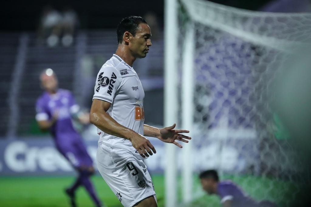 Imagens da partida entre Defensor e Atltico, em Montevidu, pela Libertadores