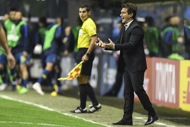 Guillermo Barros Schelotto, tcnico do Boca, orienta time durante duelo com o Cruzeiro