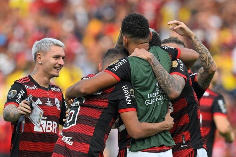 Flamengo ergue a taa de tricampeo da Copa Libertadores. Na final, venceu o Athletico por 1 a 0, em Guayaquil, com gol de Gabigol