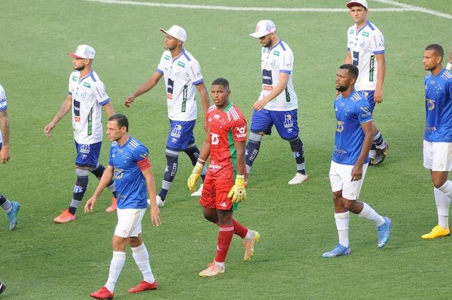 Cruzeiro goleou URT por 3 a 0 no Independncia com gols de Thiago, Machado e Edu em sua estreia no Mineiro. Ronaldo, dono da SAF, assistiu  partida no Horto. Duelo marcou estreia do tcnico uruguaio Paulo Pezzolano