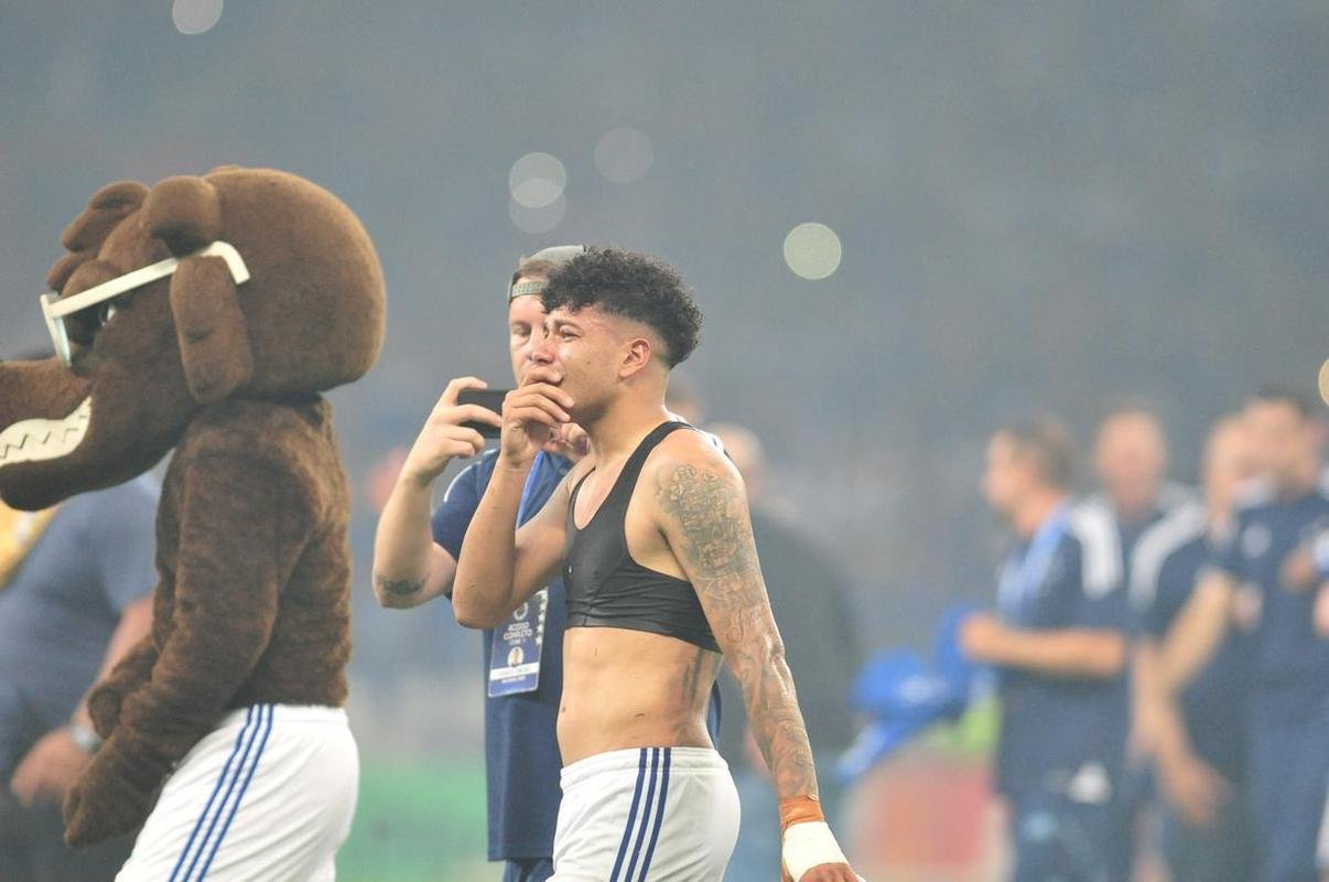 Depois de confirmar o acesso  Srie A com a vitria sobre o Vasco, jogadores do Cruzeiro foram  loucura no Mineiro. Nas arquibancadas, torcedores deliraram. Muitos tambm foram s lgrimas de emoo 