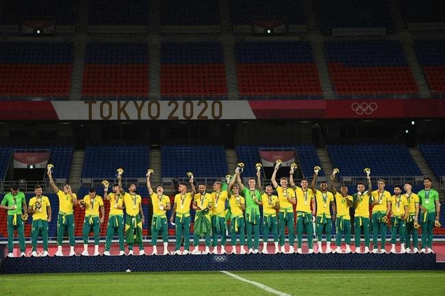 Jogadores da Sele��o Brasileira recebem a medalha de ouro pela conquista ol�mpica no futebol