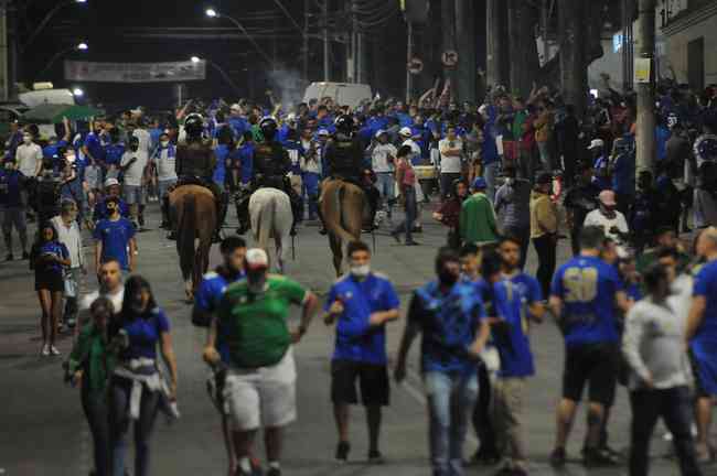 Muitos torcedores circularam pelo entorno do Mineiro sem mscara