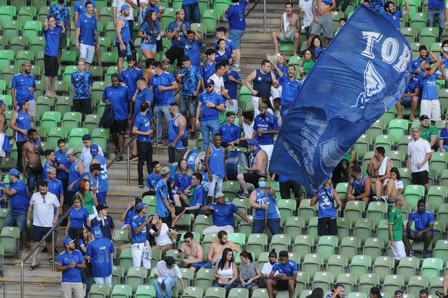 Ronaldo prestigiou vitria do Cruzeiro sobre a URT, por 3 a 0, no Independncia, e foi ovacionado pela torcida celeste