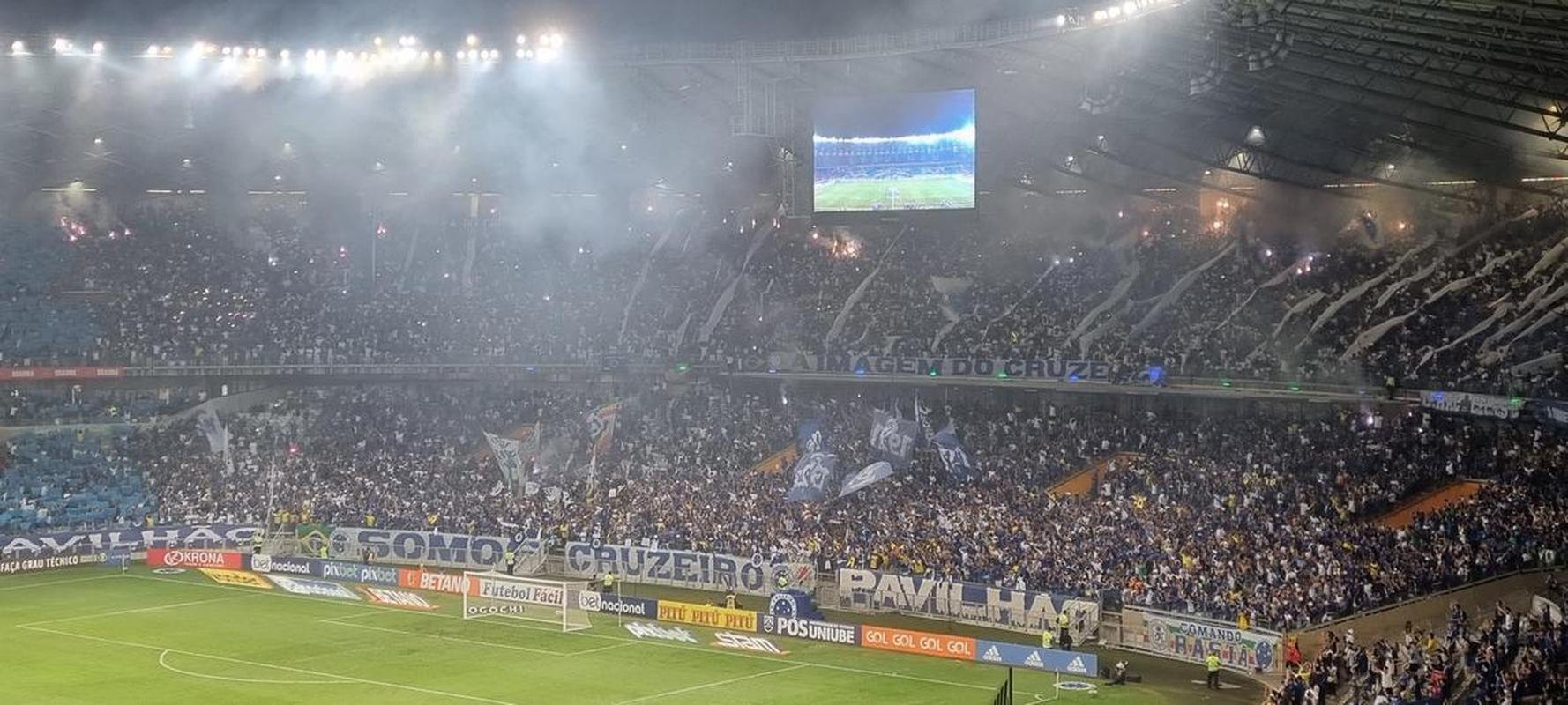 Cabuloso: torcida do Cruzeiro promove mosaico 3D com Ronaldo no Mineiro