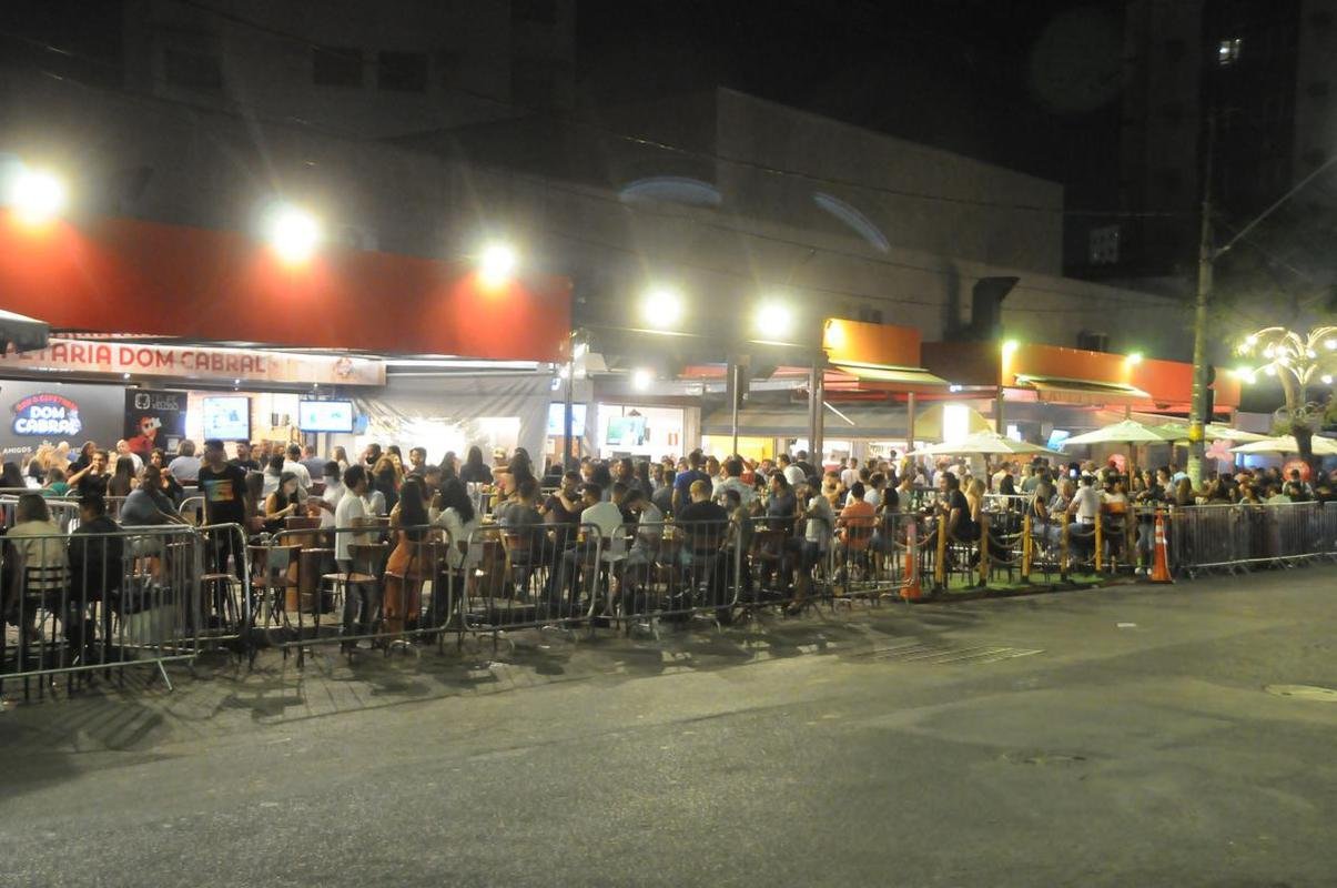 Torcedores do Cruzeiro acompanham jogo com o Confiana pela TV em bares de Belo Horizonte