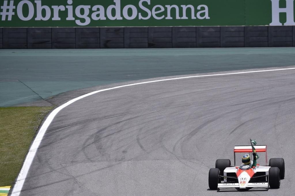 Bruno Senna pilota McLaren histrica de Ayrton e leva Interlagos ao delrio