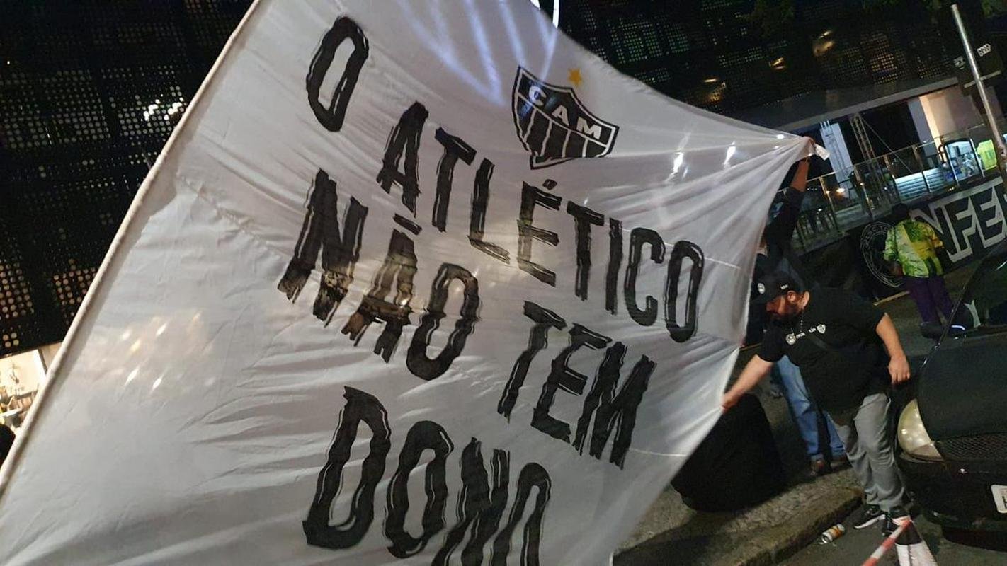 Torcedores do Atltico protestaram em frente  sede do clube nesta segunda-feira (21/11)