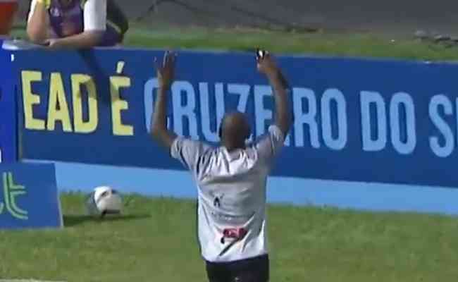 Ex-atacante do Cruzeiro, Sass provocou a torcida do Atltico com o smbolo da goleada por 6 a 1, em clssico do Brasileiro de 2011