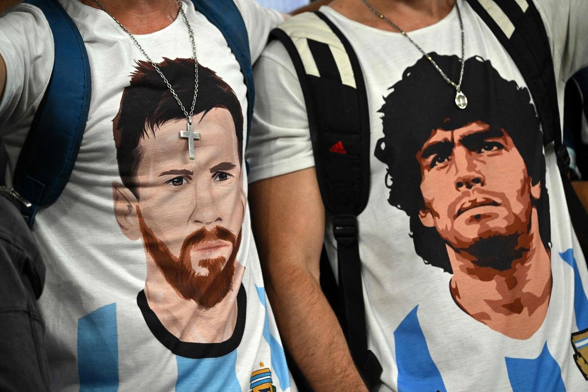 Fotos das torcidas de Argentina e Polnia durante jogo entre as duas selees pelo Grupo C da Copa do Mundo, no Estdio 974, em Doha, no Catar