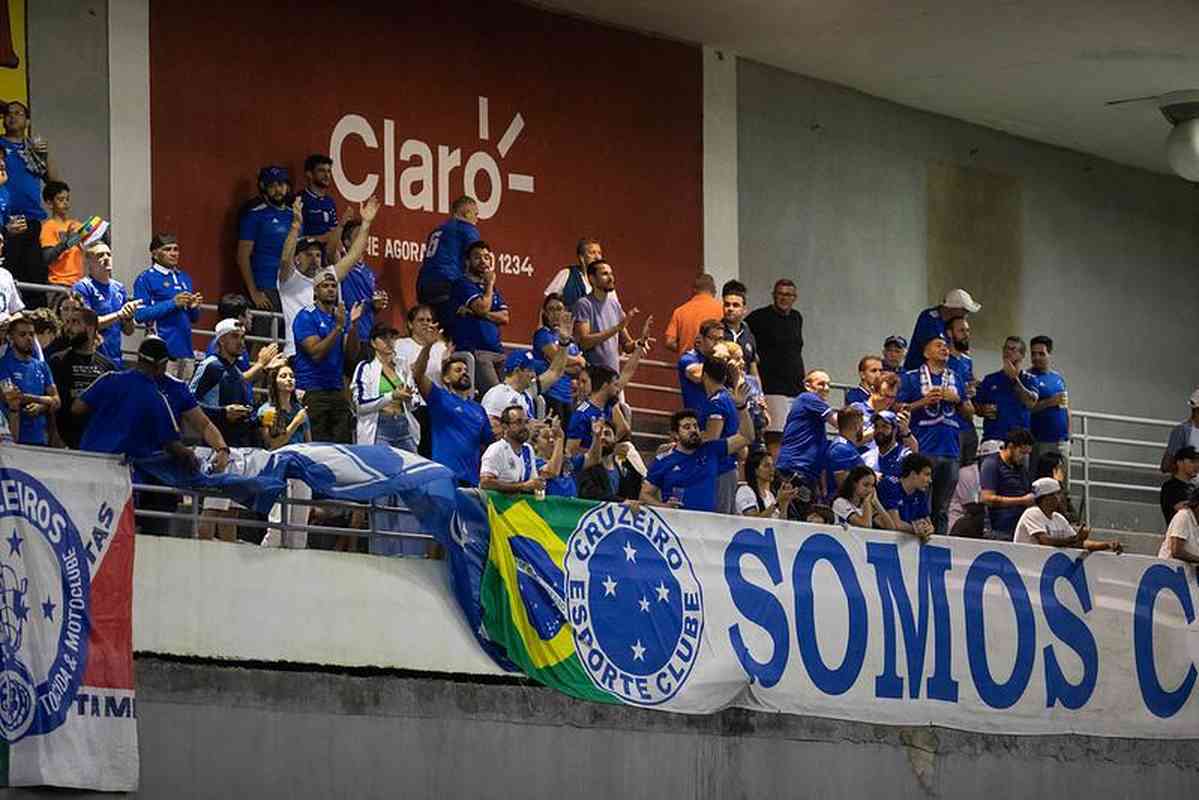 Fotos da torcida do Cruzeiro na partida contra o CSA, nesta quarta-feira (20), no Rei Pelé, em Maceió. Jogo é válido pela 19ª rodada da Série B do Campeonato Brasileiro.
